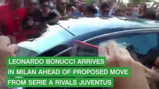 Milan fans go wild for Bonucci || Les amateurs de Milan se font flasques pour Bonucci