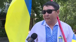 «Поддерживаем народ Украины». Пикет в Алматы в День Незалежності