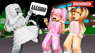 A ASSOMBRAÇÃO DA CASA AO LADO! Historinha Brookhaven RP🏡! Roblox