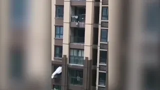 طفل صيني سقط من شرفه منزله في الطابق السادس.. فشاهد ماذا حدث معه