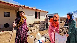 Building a house in a rural way 👩🏻‍🚒🧱👨🏻‍🚒Tahmourth built a village house with family members🏡