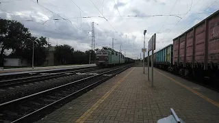 "Зелёный приволженец" ВЛ80С-2717 с грузовым поездом следует по станции Горная