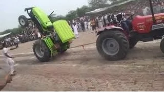 amazing videos bulldozer VS bulldozer, bulldozer accident, tractor vs tractor tug of war