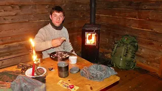 Night in log cabin with stove in the north Sweden, -20°C, sandwich with shripms