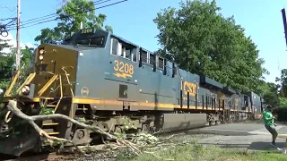 CSX I008 drags a large Tree and almost takes out railfans in Harrington Park, NJ (7-15-2022)
