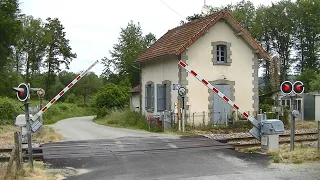 Spoorwegovergang Montaigut-le-Blanc (F) // Railroad crossing // Passage à niveau