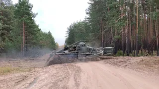 Из леса выскочил трактор-танк БАТ-М. похожий на огромное и страшное насекомое