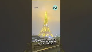 Les images impressionnantes de la Tour Eiffel frappée par la foudre. #Paris