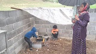 Heavy rain: brave mother's trick to prevent water from entering the tent