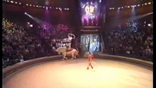 Гротеск с хула-хупами на лошади  Яна Шаникова "Страстная и строптивая" 2002 год