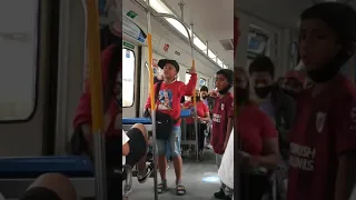 Escuchen que buena letra y que bien cantan estos chicos. Tren Roca ramal Temperley.