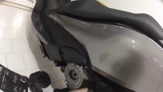 How to replace scooter AIR filter Honda Forza 300, Cambio filtro aire