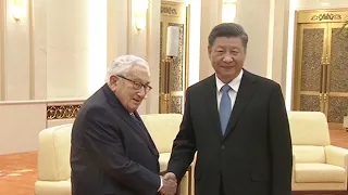 Xi Jinping se reúne em Pequim com Henry Kissinger, "velho amigo" da China