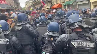 Frankreich, Paris , Demo  Polizei mit Reizgas, Vor und zurück. Eindrücke