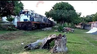 Trem carregado de minério subindo uma rampa pesada na Bahia.