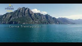 Riva di Solto am Iseosee in Italien mit einem kleinen Campingplatz am Ortsrand - 4K Drone Video