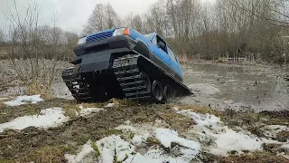 Самодельный гусеничный вездеход испытания по грязи.