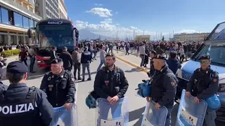 Altri tifosi Eintracht arrivati ora a Napoli, massima allerta in centro città! 😰🚨