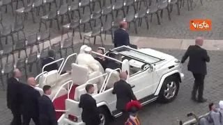 Papa Francesco in piazza San Pietro in papamobile per le celebrazioni della Domenica delle Palme
