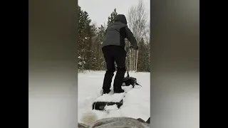 Мотоснегокат с санями по глубокому снегу.