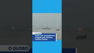 Avião com passageiros é atingido por raio durante tempestade nos EUA