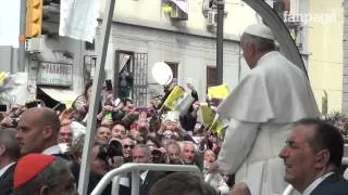 L'arrivo di Papa Francesco al carcere di Poggioreale