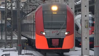 Электропоезд ЭС2Г-018/024 «Ласточка» отправляется с Московского вокзала