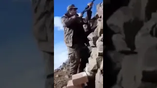 Армянские военные ведут бой на одной из высот в Карабахе.