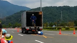 体を張って笑いを取りに行く白バイ トライアル隊員