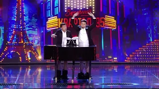 Ukraine President plays the piano