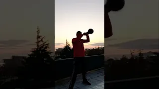 Şafakta Demir Yumruk Antrenmanı.! Kettlebell Swing 15 x 5 Spor Hayat Tarzıdır..