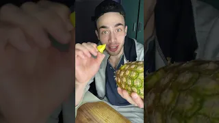 Как почистить ананас без ножа?