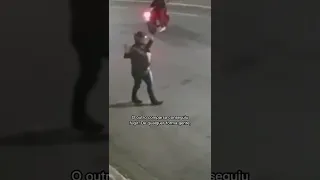 Em São Paulo, homem reage a assalto após criminoso cair da moto. #bandjornalismo