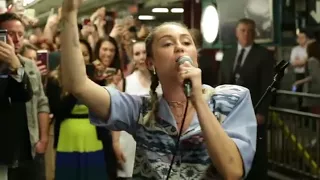 Miley Cyrus Despierta Euforia Con Show Sorpresa En El Metro De Ny