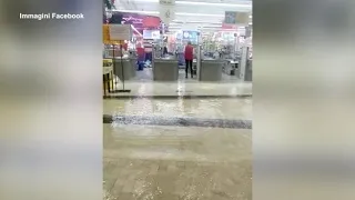 Maltempo a Cagliari, fiumi di acqua in strada: allagato un supermercato