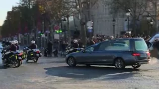 Johnny: le cortège funéraire applaudi sur les Champs-Elysées