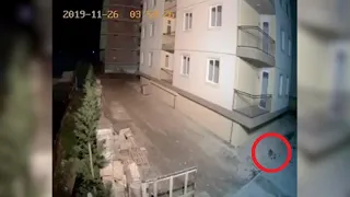 Terremoto in Albania, il momento della scossa ripreso da una telecamera di sorveglianza