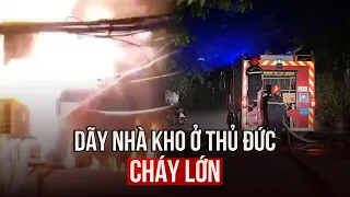 Dãy nhà kho ở Thủ Đức cháy dữ dội trong đêm