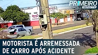 Motorista é arremessada do veículo pelo porta-malas após forte colisão | Primeiro Impacto (01/06/23)