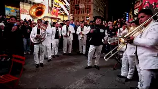 Entrega de anillo de compromiso con banda en times square NY .