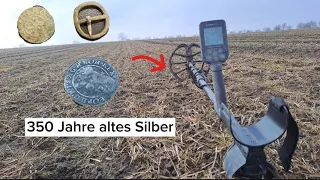 Vergrabenes Silber und überraschend viele Münzen bei der Schatzsuche mit dem Metalldetektor.