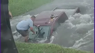 Texas man breaks window to rescue driver stuck in high water