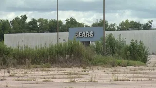 Exploring an Abandoned Sears with Music still playing  - Urbex