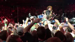 Springsteen crowd surf