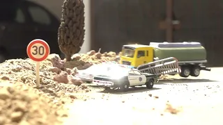 1 /64 Dynamic Diorama - Cars Truck and Police Chase - Crash Compilation Slow Motion 1000 fps #44