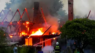 Pożar w Wiśniówce gm. Stegna. Budynek spłonął. Dwie rodziny bez dachu nad głową.14 zastępów w akcji.