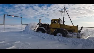 Трактор Кировец. Пробиваю и расширяю дороги после метели.