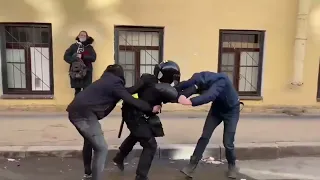 Нападение на сотрудника полиции во время несанкционированного митинга в Санкт-Петербурге 06.03.2022