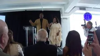 LeVar Burton & Tina Fabrique sing Reading Rainbow theme song