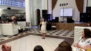 Сестра красиво спела у брата на свадьбе)